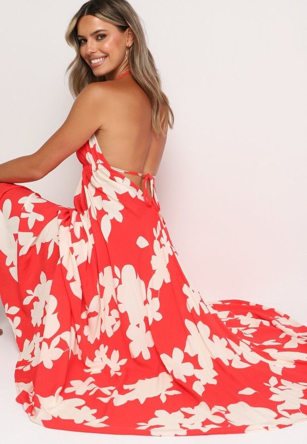Born2be - Czerwona Rozkloszowana Sukienka z Wiskozy na Ramiączkach w Kwiaty Nansora. Okazja: na co dzień. Kolor: czerwony. Materiał: wiskoza. Długość rękawa: na ramiączkach. Wzór: kwiaty. Styl: casual, elegancki