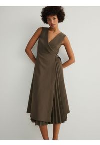 Reserved - Sukienka midi z plisami - brązowy. Kolor: brązowy. Materiał: tkanina, wiskoza. Długość: midi
