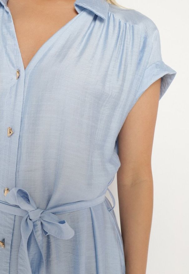 Born2be - Niebieska Koszulowa Sukienka na Guziki z Materiałowym Paskiem w Talii Qisofia. Okazja: na co dzień, na imprezę. Typ kołnierza: dekolt w kształcie V. Kolor: niebieski. Materiał: materiał. Typ sukienki: koszulowe. Styl: casual, elegancki, klasyczny