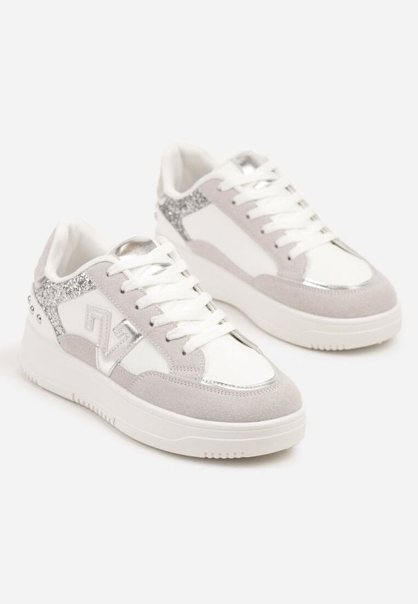 Renee - Biało-Szare Sneakersy Ozdobione Metalicznymi Aplikacjami i Brokatem Pilliossa. Okazja: na co dzień. Zapięcie: sznurówki. Kolor: biały. Materiał: jeans, skóra. Wzór: aplikacja. Obcas: na obcasie. Wysokość obcasa: niski