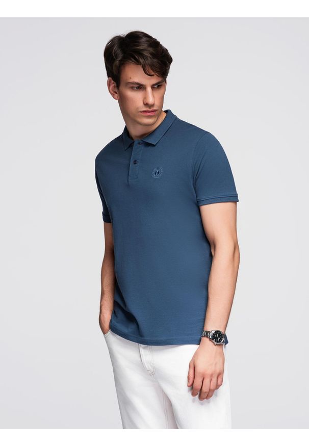 Ombre Clothing - Jednokolorowa koszulka polo męska BASIC z dzianiny pique - ciemnoniebieska V13. Okazja: na co dzień. Typ kołnierza: polo. Kolor: niebieski. Materiał: dzianina. Wzór: aplikacja, jednolity, haft. Styl: sportowy, casual, wizytowy