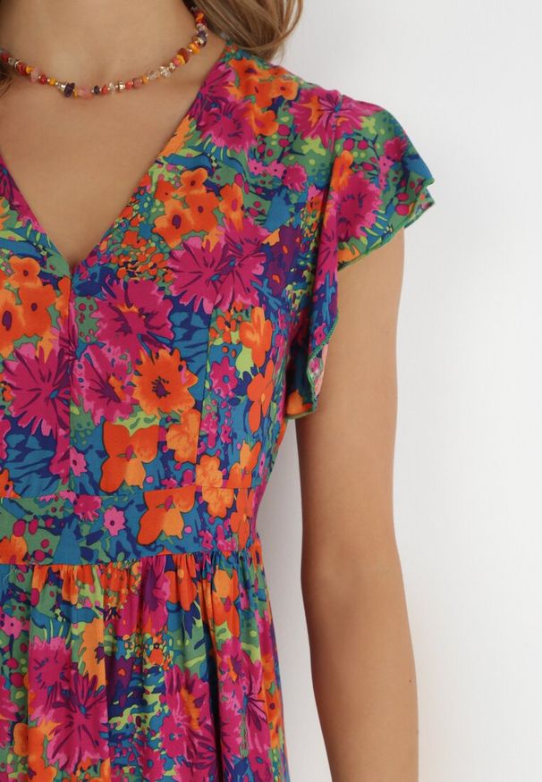 Born2be - Fuksjowa Rozkloszowana Sukienka z Wiskozy z Falbanką Nespena. Okazja: na co dzień. Typ kołnierza: dekolt w kształcie V. Kolor: różowy. Wzór: kwiaty. Typ sukienki: rozkloszowane, proste. Materiał: wiskoza. Długość rękawa: krótki rękaw. Sezon: lato. Styl: casual, elegancki