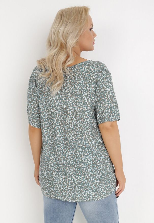Born2be - Ciemnozielona Bluzka z Wiskozy Maerelaia. Kolekcja: plus size. Kolor: zielony. Materiał: wiskoza. Długość: krótkie. Wzór: kwiaty. Sezon: lato