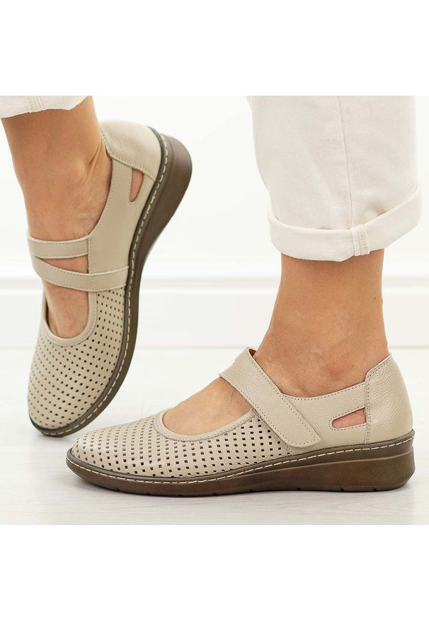 DEONI - Beżowe ażurowe skórzane Polskie półbuty damskie Deoni D125A. Okazja: na co dzień, na spacer. Zapięcie: rzepy. Kolor: beżowy. Materiał: skóra. Szerokość cholewki: normalna. Wzór: ażurowy. Sezon: wiosna, lato. Styl: casual, elegancki