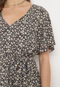 Born2be - Czarno-Beżowy Kombinezon z Gumką w Pasie Zapinany przy Karku na Guzik z Dodatkowym Materiałowym Paskiem Odilla. Okazja: do pracy, na spotkanie biznesowe. Kolor: czarny. Materiał: materiał. Długość rękawa: krótki rękaw. Długość: długie. Styl: elegancki, biznesowy #4