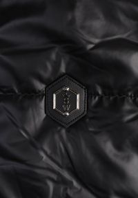 Renee - Czarna Kamizelka o Krótkim Kroju ze Ściągaczem w Talii i Naszywką Mevannae. Okazja: na spotkanie biznesowe. Kolor: czarny. Materiał: jeans. Długość: krótkie. Wzór: aplikacja. Styl: biznesowy, elegancki #3