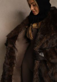 Renee - Brązowy Płaszcz Futro o Jednorzędowym Kroju z Szerokim Kołnierzem Aweda. Okazja: na co dzień. Kolor: brązowy. Materiał: futro. Styl: wizytowy, casual, elegancki #2