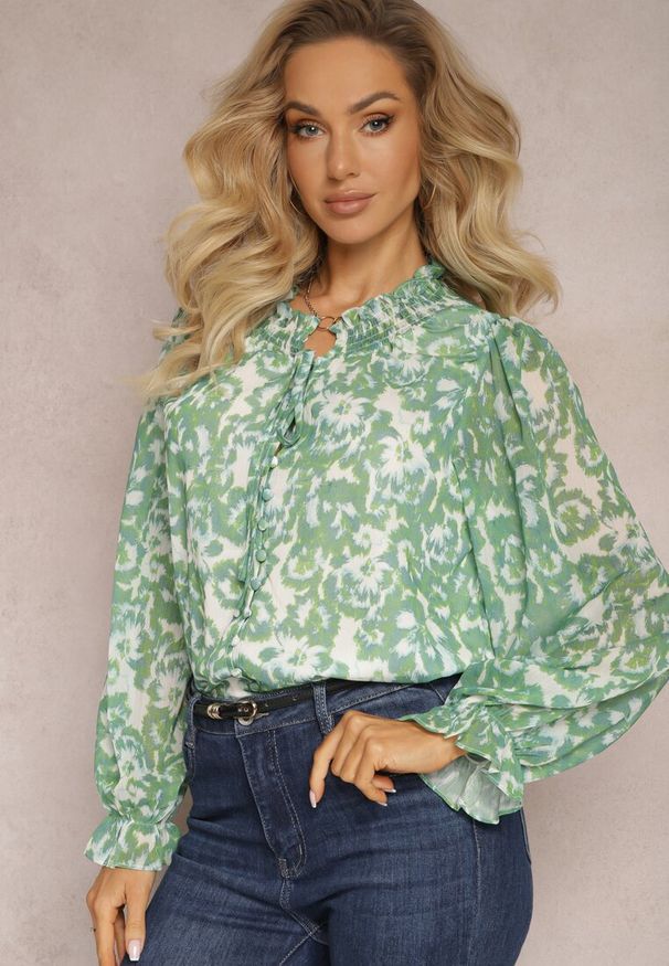 Renee - Zielona Koszula w Kwiaty z Falbanką przy Dekolcie i Rękawach Navy. Okazja: na co dzień, na imprezę. Kolor: zielony. Wzór: kwiaty. Styl: elegancki, casual