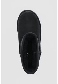 Ugg - UGG Śniegowce zamszowe dziecięce kolor czarny. Nosek buta: okrągły. Kolor: czarny. Materiał: zamsz