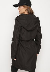 Born2be - Czarna Kurtka Parka Ściągana w Talii z Odpinanym Kapturem Milabra. Kolor: czarny. Materiał: tkanina #3