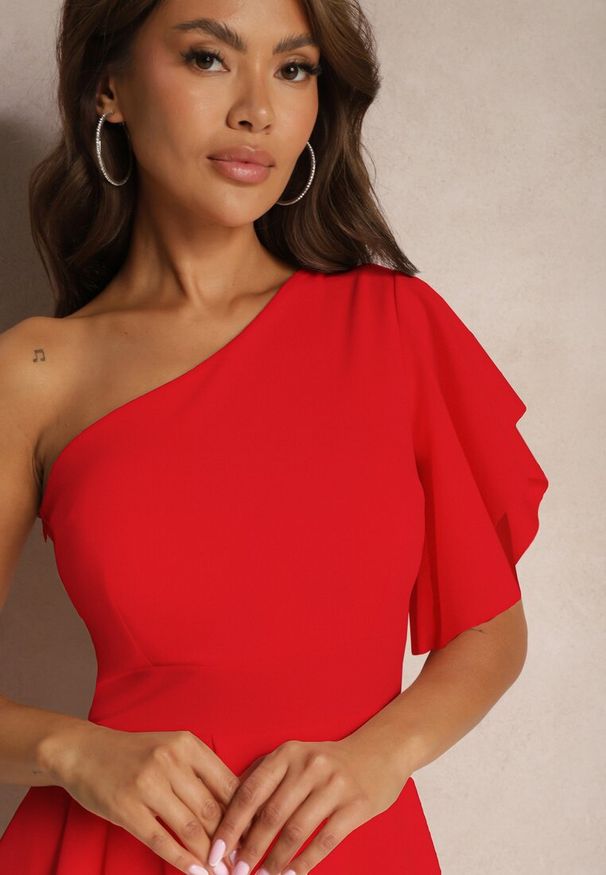 Renee - Czerwona Asymetryczna Sukienka Wieczorowa na Jedno Ramię Ozdobiona Falbankami Vimasira. Typ kołnierza: kołnierz z falbankami. Kolor: czerwony. Długość rękawa: krótki rękaw. Wzór: aplikacja. Sezon: lato. Typ sukienki: asymetryczne. Styl: wizytowy