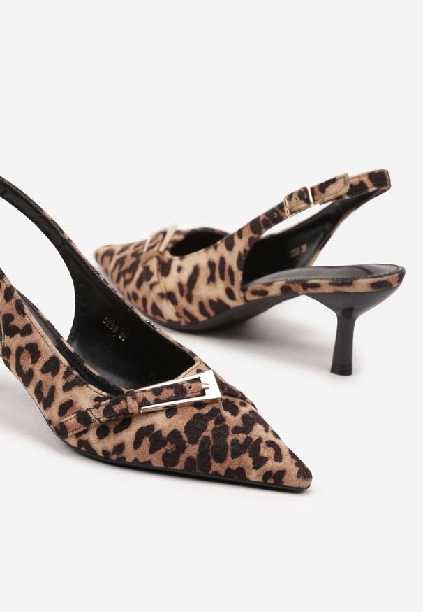 Renee - Panterkowe Sandały na Szpilce Typu Slingback Ozdobione Paskiem z Klamrą Karilen. Okazja: na co dzień. Nosek buta: szpiczasty. Zapięcie: klamry. Materiał: jeans. Wzór: aplikacja. Obcas: na szpilce. Styl: klasyczny, casual, elegancki
