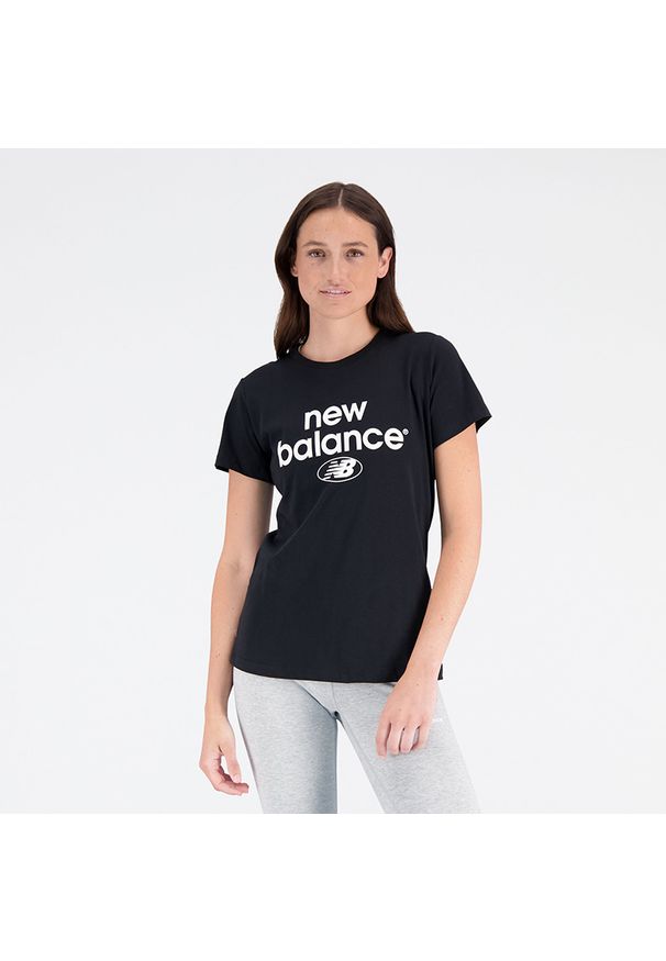 Koszulka damska New Balance WT31507BK – czarna. Kolor: czarny. Materiał: materiał, bawełna. Długość rękawa: krótki rękaw. Długość: krótkie. Wzór: nadruk, napisy