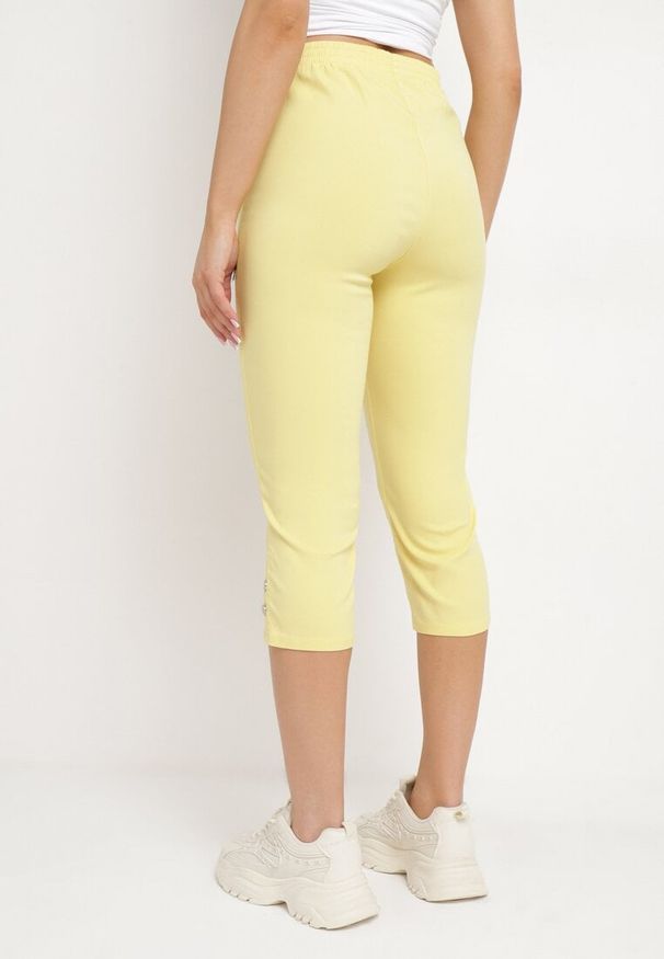 Born2be - Żółte Spodnie 3/4 z Elastyczną Gumką w Pasie i Suwakami Leazira. Okazja: na co dzień. Kolor: żółty. Styl: elegancki, casual
