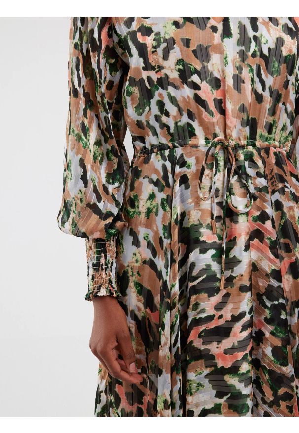 Big-Star - Sukienka damska z dekoltem v-neck z kolorowym nadrukiem Natela 000. Kolor: wielokolorowy. Materiał: wiskoza, tkanina. Wzór: kolorowy, nadruk. Typ sukienki: rozkloszowane, plisowane. Styl: klasyczny, elegancki