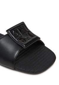 Armani Exchange Klapki XDP055 XV921 00002 Czarny. Kolor: czarny. Materiał: skóra
