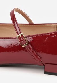 Renee - Bordowe Balerinki Mary Jane Vices z Geometrycznym Obcasem i Skórzaną Wkładką Vermene. Okazja: na spacer, na randkę. Zapięcie: pasek. Kolor: czerwony. Materiał: skóra. Wzór: geometria. Obcas: na obcasie. Wysokość obcasa: średni #9