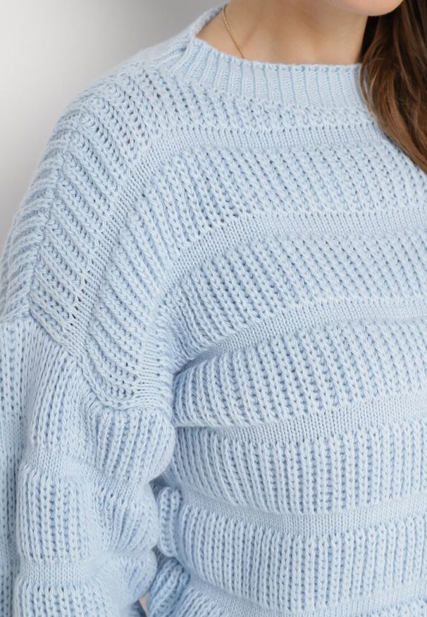 Born2be - Niebieski Sweter o Krótkim Fasonie z Luźnymi Rękawami Hejlla. Kolor: niebieski. Materiał: materiał. Długość: krótkie. Sezon: zima, jesień