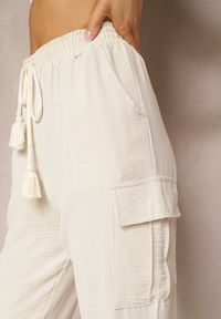 Renee - Jasnobeżowe Spodnie High Waist o Kroju Bojówek z Kieszeniami Wykończone Gumką w Pasie Efiene. Okazja: na co dzień. Stan: podwyższony. Kolor: beżowy. Styl: casual #3