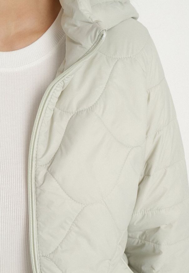 Born2be - Jasnozielona Kurtka Taliowana z Ozdobnym Pikowaniem i Kapturem Alomea. Okazja: na co dzień. Kolor: zielony. Materiał: jeans. Styl: casual