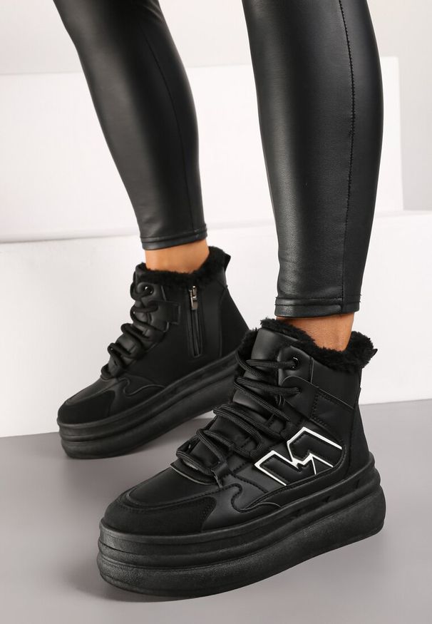 Renee - Czarne Sznurowane Sneakersy na Tłoczonej Platformie Ozdobione z Boku Aplikacją Neathalie. Okazja: na co dzień. Nosek buta: okrągły. Zapięcie: sznurówki, zamek. Kolor: czarny. Wzór: aplikacja. Materiał: jeans, futro. Sezon: zima. Obcas: na platformie. Wysokość obcasa: niski, średni