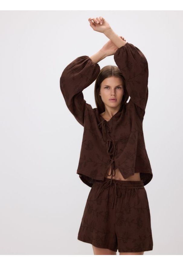 Reserved - Bluzka z wiązaniem z przodu - ciemnobrązowy. Kolor: brązowy. Materiał: tkanina, bawełna