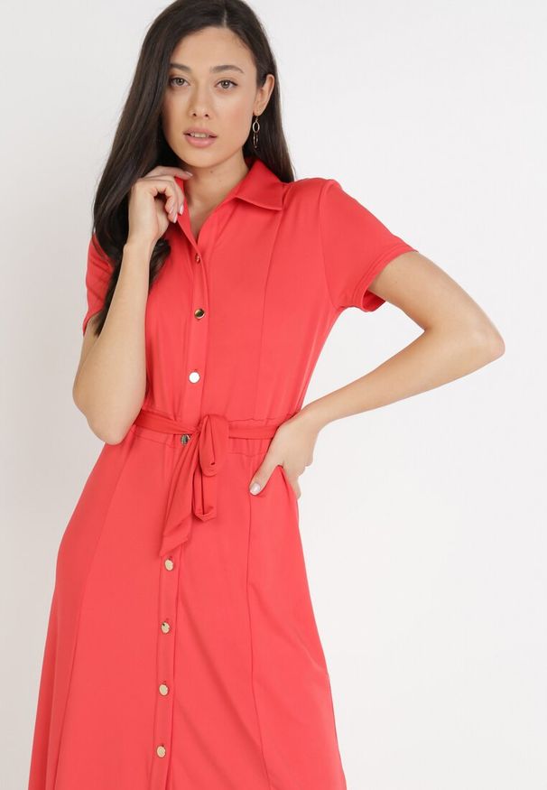 Born2be - Czerwona Sukienka o Koszulowym Fasonie Wiązana w Talii Ophieithe. Okazja: na co dzień. Kolor: czerwony. Materiał: materiał, dzianina. Długość rękawa: krótki rękaw. Typ sukienki: koszulowe. Styl: casual. Długość: midi