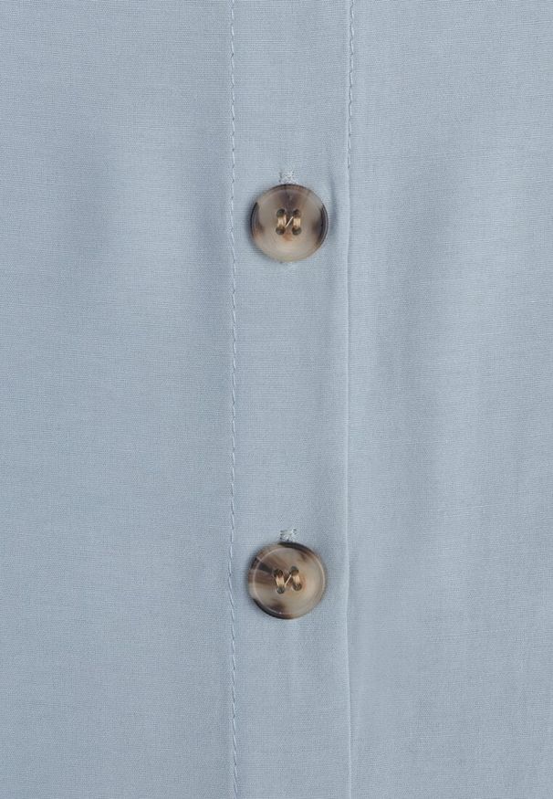 Renee - Jasnoniebieska Trapezowa Sukienka Midi bez Rękawów z Wiązanym Paskiem Ajana. Kolor: niebieski. Materiał: materiał. Długość rękawa: bez rękawów. Typ sukienki: trapezowe. Długość: midi