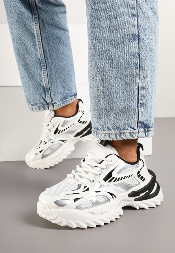 Renee - Białe Sneakersy na Platformie z Tłoczeniem i Siateczkowymi Wstawkami Galoria. Okazja: na co dzień. Nosek buta: okrągły. Kolor: biały. Materiał: jeans. Obcas: na platformie