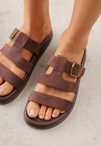 Renee - Brązowe Klapki Ozdobione Geometrycznymi Paskami i Metaliczną Klamrą Hossei. Okazja: na co dzień. Kolor: brązowy. Materiał: jeans. Wzór: geometria, aplikacja. Styl: casual, elegancki #2