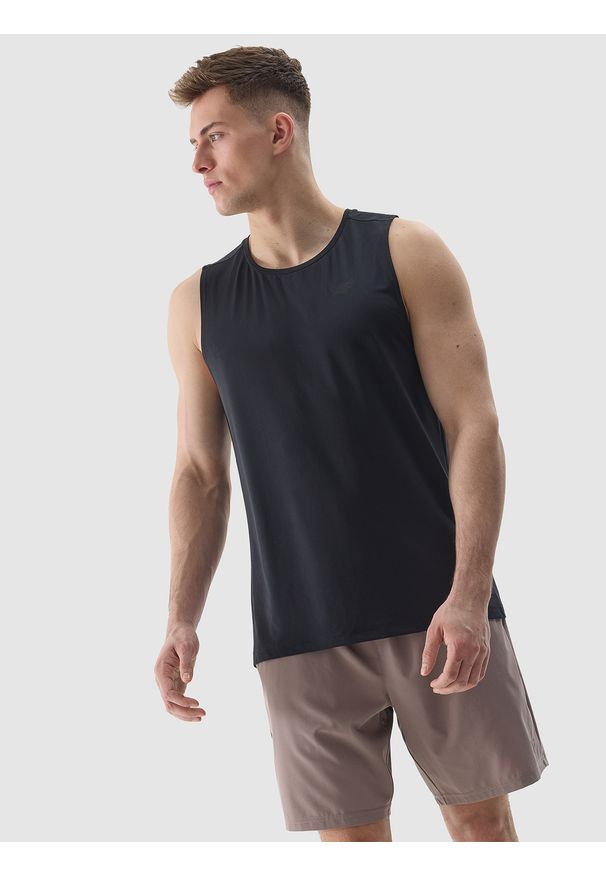 4f - Tank top treningowy regular z materiału z recyklingu męski - głęboka czerń. Kolor: czarny. Materiał: materiał. Wzór: jednolity, ze splotem, gładki. Sport: fitness