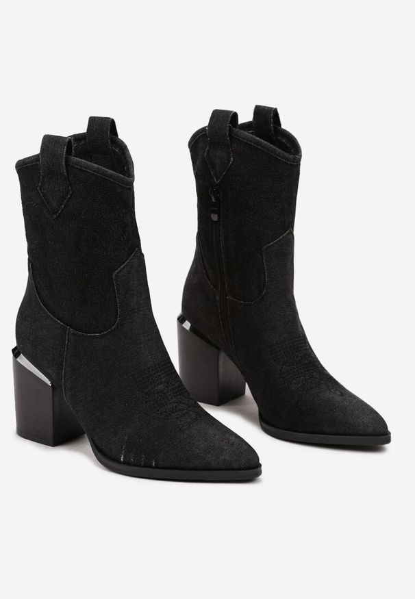 Renee - Czarne Botki Typu Kowbojki na Słupku z Przeszywanymi Detalami Laorielle. Kolor: czarny. Materiał: jeans, skóra. Obcas: na słupku. Styl: boho. Wysokość obcasa: średni