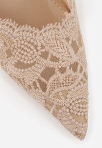 Renee - Ciemnobeżowe Eleganckie Szpilki VICES z Koronkowym Noskiem i Paskiem Wokół Kostki Figesa. Okazja: na wesele, na ślub cywilny. Zapięcie: pasek. Kolor: beżowy. Materiał: koronka. Obcas: na szpilce. Styl: elegancki #7