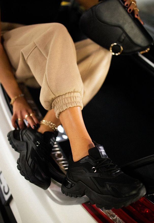 Renee - Czarne Sneakersy Dorameia. Wysokość cholewki: przed kostkę. Nosek buta: okrągły. Zapięcie: sznurówki. Kolor: czarny. Materiał: jeans, materiał. Wzór: aplikacja