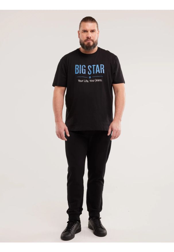 Big-Star - koszulka męska o klasycznym kroju czarna bruno 906. Kolor: czarny. Materiał: bawełna. Długość rękawa: krótki rękaw. Długość: krótkie. Wzór: aplikacja, nadruk, napisy. Styl: klasyczny