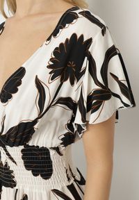 Born2be - Czarna Wiskozowa Sukienka Rozkloszowana w Kwiaty Arisona. Okazja: na randkę. Typ kołnierza: dekolt w kształcie V. Kolor: czarny. Materiał: wiskoza. Wzór: kwiaty. Sezon: wiosna, lato #4