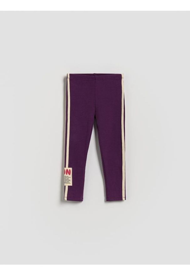 Reserved - Bawełniane legginsy z naszywką - fioletowy. Kolor: fioletowy. Materiał: bawełna. Wzór: aplikacja