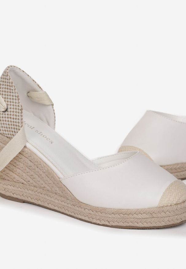 Born2be - Białe Sandały Orphali. Nosek buta: okrągły. Zapięcie: pasek. Kolor: biały. Materiał: materiał. Obcas: na koturnie. Styl: boho