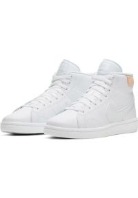 Buty Nike Court Royale 2 Mid W CT1725 100 białe. Okazja: na co dzień. Kolor: biały. Materiał: skóra. Szerokość cholewki: normalna. Wzór: jodełka, aplikacja, gładki. Sezon: lato, zima. Model: Nike Court #5