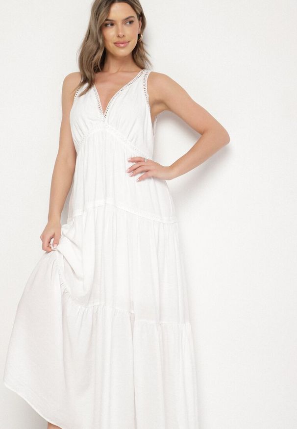 Born2be - Biała Sukienka z Wiskozą i Szydełkowym Wzorem Meviellea. Okazja: na co dzień. Typ kołnierza: dekolt w kształcie V. Kolor: biały. Materiał: wiskoza. Wzór: haft. Styl: casual, elegancki