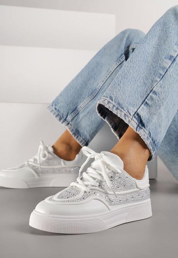 Born2be - Białe Sneakersy na Grubej Podeszwie z Cyrkoniami Catith. Okazja: na co dzień. Kolor: biały. Materiał: jeans