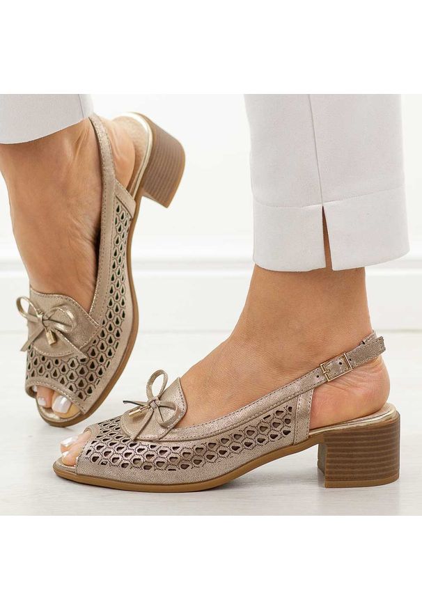 D. Złote sandały damskie na obcasie M.Daszyński Sa262-2. Okazja: na co dzień, na ślub cywilny, na spotkanie biznesowe, na wesele. Kolor: złoty. Materiał: skóra. Sezon: wiosna, lato. Obcas: na obcasie. Styl: biznesowy, elegancki, casual, klasyczny, wizytowy. Wysokość obcasa: średni
