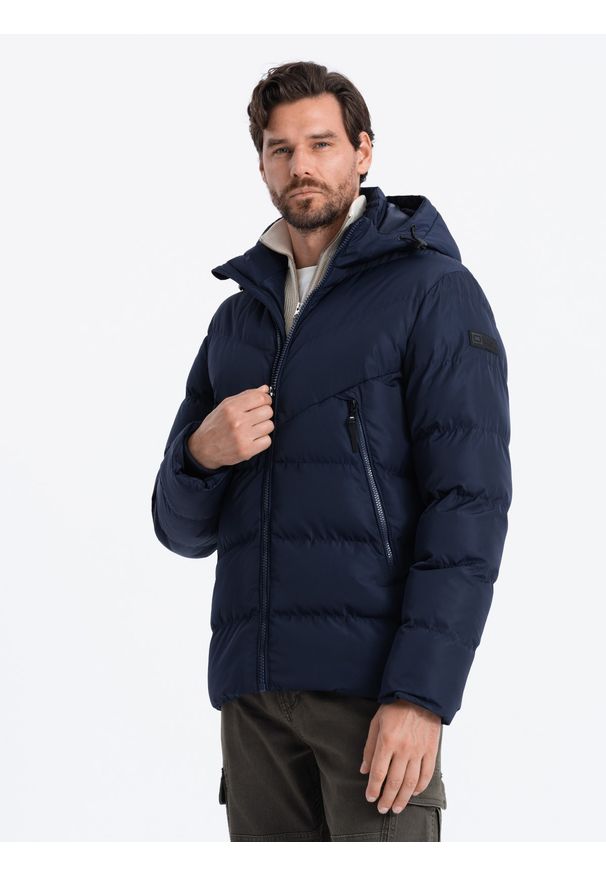 Ombre Clothing - Kurtka męska zimowa z nietypowym pikowaniem - granatowa V4. Typ kołnierza: kołnierzyk stójkowy. Kolor: niebieski. Materiał: poliester, polar. Sezon: zima