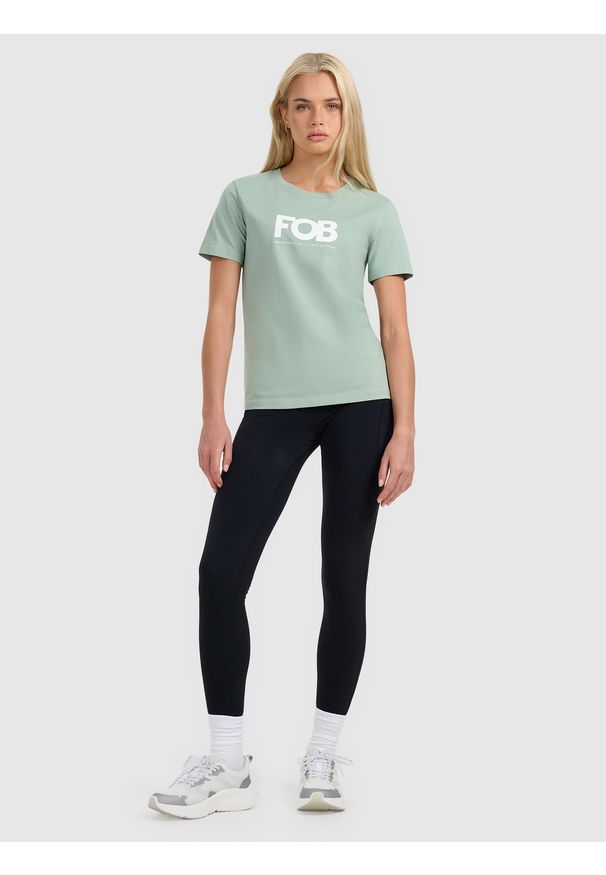 4f - 4F T-shirt regular z nadrukiem damski - zielony L. Okazja: na co dzień. Kolor: zielony. Materiał: dzianina, bawełna. Długość rękawa: krótki rękaw. Długość: krótkie. Wzór: nadruk. Styl: casual