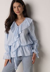 Born2be - Niebieska Bawełniana Bluzka w Romantycznym Stylu z Falbankami i Wiązaniem Cezarina. Okazja: na co dzień, na spotkanie biznesowe, do pracy. Typ kołnierza: kołnierz z falbankami. Kolor: niebieski. Materiał: bawełna. Styl: casual, biznesowy, elegancki #1