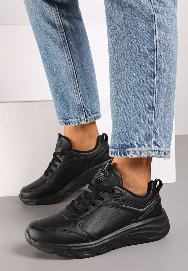 Born2be - Czarne Klasyczne Płaskie Buty Sportowe Sneakersy z Tłoczoną Podeszwą Velandria. Okazja: na co dzień. Zapięcie: sznurówki. Kolor: czarny. Materiał: jeans, bawełna. Obcas: na obcasie. Wysokość obcasa: niski