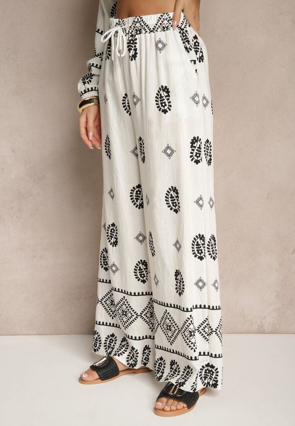 Renee - Biało-Czarny Komplet w Stylu Etno Spodnie z Gumką w Pasie i Bluzka Oversize Eviralyn. Kolor: biały