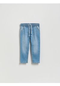 Reserved - Elastyczne jeansy carrot - niebieski. Kolor: niebieski. Materiał: jeans