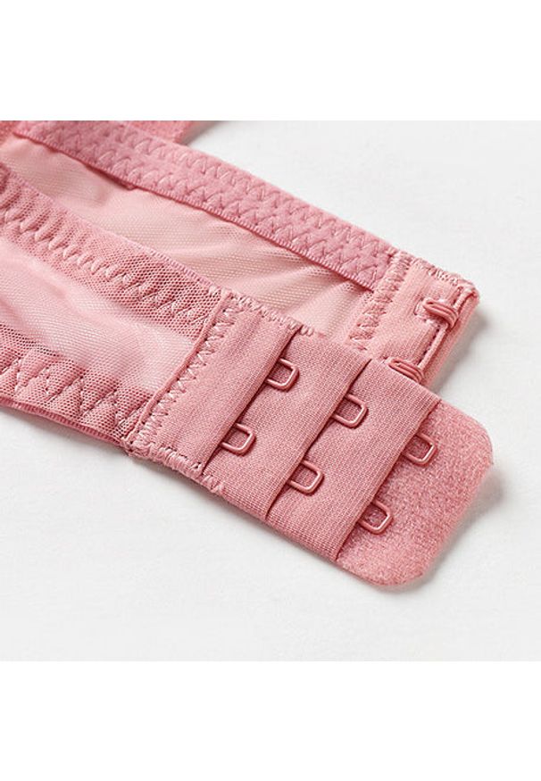 Intica - Komplet bielizny z usztywnianym biustonoszem z koronką Denisia. Kolor: czarny. Materiał: koronka. Wzór: koronka