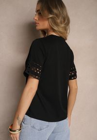 Renee - Czarny Bawełniany T-shirt z Ażurowymi Rękawkami Zolreia. Okazja: na co dzień. Kolor: czarny. Materiał: bawełna. Długość rękawa: krótki rękaw. Wzór: ażurowy. Styl: sportowy, casual #4